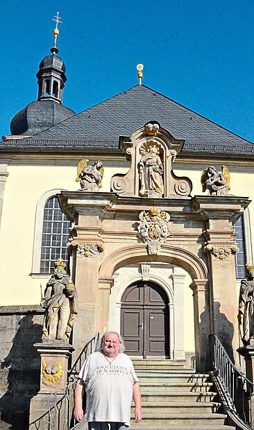 Pater Waldemar Brysch vor der Wallfahrtskirche Mariä Geburt Glosberg, in der er das Jubiläumskonzert von Spirit Voices mitfeierte.Karl-Heinz Hofmann Pater Waldemar Brysch vor der Wallfahrtskirche Mariä Geburt Glosberg, in der er das Jubiläumskonzert von Spirit Voices mitfeierte.Karl-Heinz Hofmann