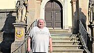 Pater Waldemar Brysch vor der Wallfahrtskirche Mari&auml; Geburt Glosberg, in der er das Jubil&auml;umskonzert von Spirit Voices mitfeierte.Karl-Heinz Hofmann