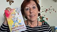 Autorin Hildegard Karl mit ihrem Kinderbuch „Matthias – das unmögliche Kind“. Autorin Hildegard Karl mit ihrem Kinderbuch „Matthias – das unmögliche Kind“.