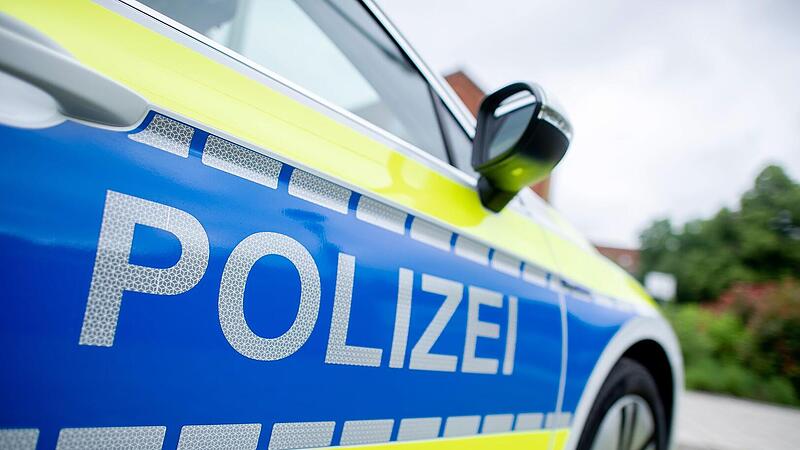 Betrunkene Autofahrerin (76) rammt Hausmauer und Laterne in Heroldsbach