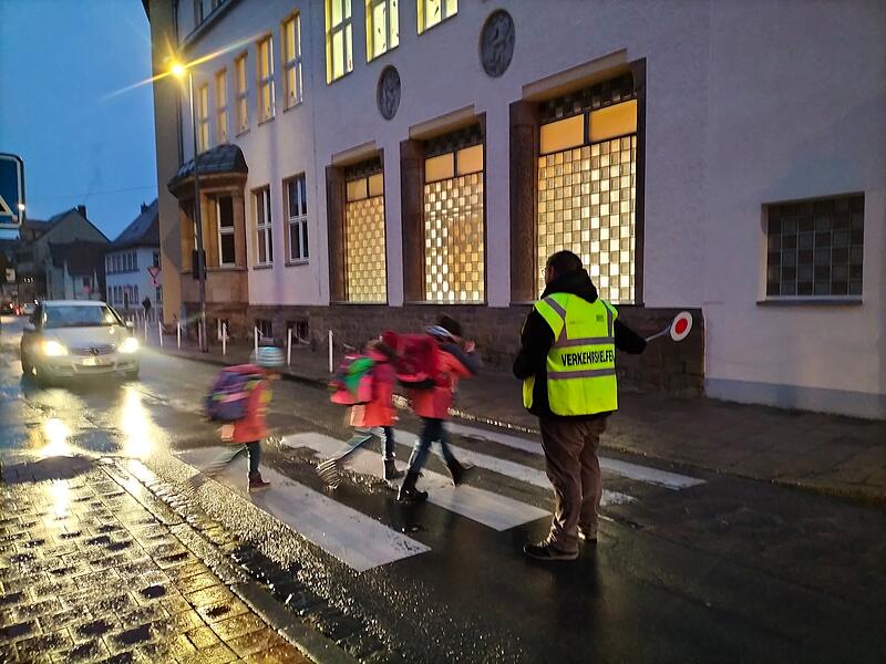 Frühmorgens erfüllen die Schulweghelfer eine wichtige Aufgabe Frühmorgens erfüllen die Schulweghelfer eine wichtige Aufgabe.