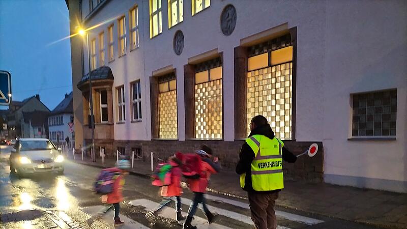 Frühmorgens erfüllen die Schulweghelfer eine wichtige Aufgabe Frühmorgens erfüllen die Schulweghelfer eine wichtige Aufgabe.
