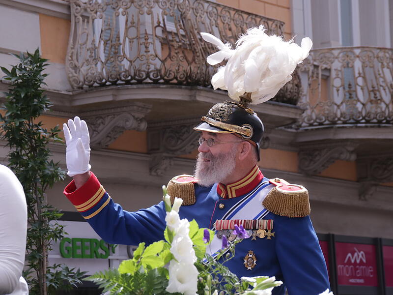 Ludwig B&uuml;chner pr&auml;sentiert Ludwig III., den Prinzregenten Luitpold von Bayern.