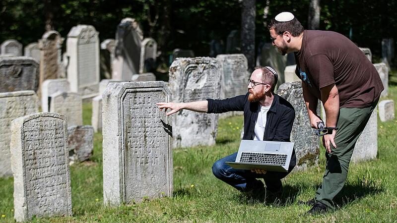 Marian Fritsch (links) und Riccardo Altieri erforschen und dokumentieren die jüdische Geschichte in Unterfranken. Das Bild zeigt die beiden auf dem jüdischen Friedhof in Kleinbardorf. Marian Fritsch (links) und Riccardo Altieri erforschen und dokumentieren die jüdische Geschichte in Unterfranken. Das Bild zeigt die beiden auf dem jüdischen Friedhof in Kleinbardorf.