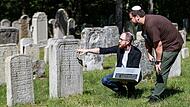Marian Fritsch (links) und Riccardo Altieri erforschen und dokumentieren die j&uuml;dische Geschichte in Unterfranken. Das Bild zeigt die beiden auf dem j&uuml;dischen Friedhof in Kleinbardorf.