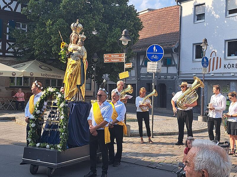 Am Freitag ist die traditionelle Prozession zu Mari&auml; Himmelfahrt durch Forchheim gezogen.