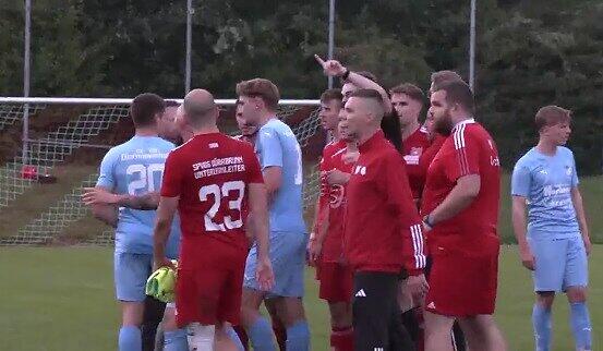 Nach dem Schlusspfiff ging es noch einmal heiß her zwischen der SpVgg Dürrbrunn-Unterleinleiter (rote Trikots) und dem TSV Ebermannstadt.