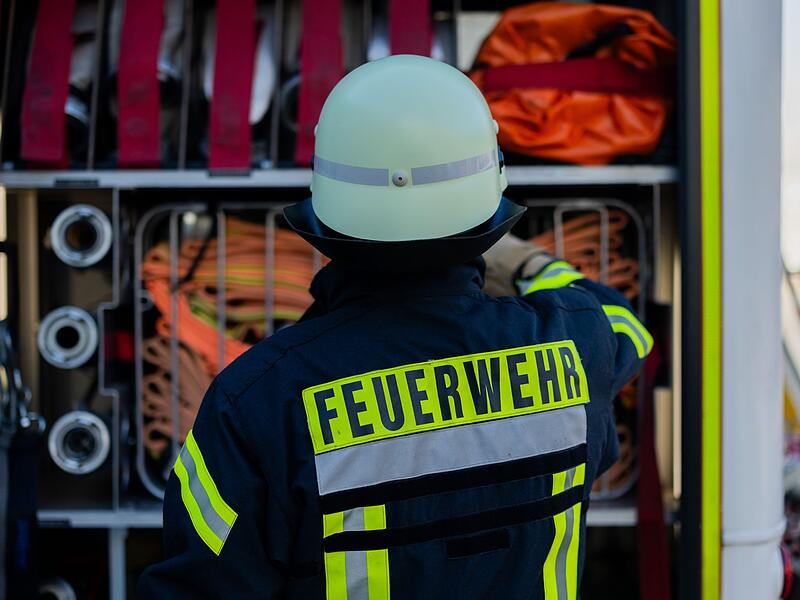 Feuerwehrmann am Einsatzfahrzeug Feuerwehrmann am Einsatzfahrzeug