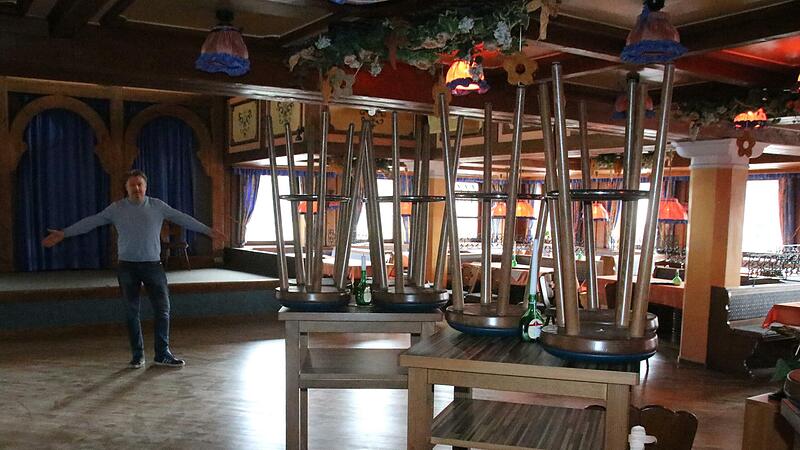 Matthias Dinkel hat die Barhocker im leeren Saal seines Tanzlokals &bdquo;Sonnenblick&ldquo; in Schwabthal hoch gestellt. Heizung und Beleuchtung sind ausgeschaltet.