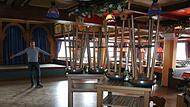 Matthias Dinkel hat die Barhocker im leeren Saal seines Tanzlokals „Sonnenblick“ in Schwabthal hoch gestellt. Heizung und Beleuchtung sind ausgeschaltet.