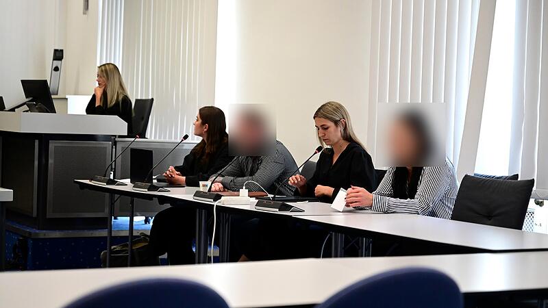 Das angeklagte Ehepaar mit seinen Rechtsanw&auml;ltinnen Ricarda Dornbach aus Dresden und Carolin Redai aus Bamberg