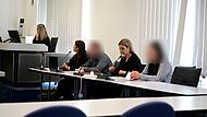 Das angeklagte Ehepaar mit seinen Rechtsanwältinnen Ricarda Dornbach aus Dresden und Carolin Redai aus Bamberg