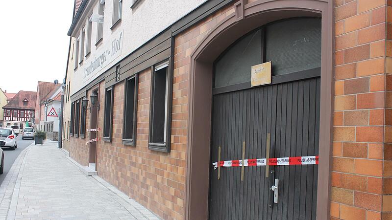 Nur die Absperrbänder erinnern an den Bodeneinsturz von außen. Nur die Absperrbänder erinnern an den Bodeneinsturz von außen.