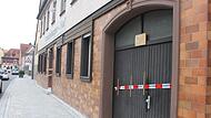 Nur die Absperrbänder erinnern an den Bodeneinsturz von außen. Nur die Absperrbänder erinnern an den Bodeneinsturz von außen.