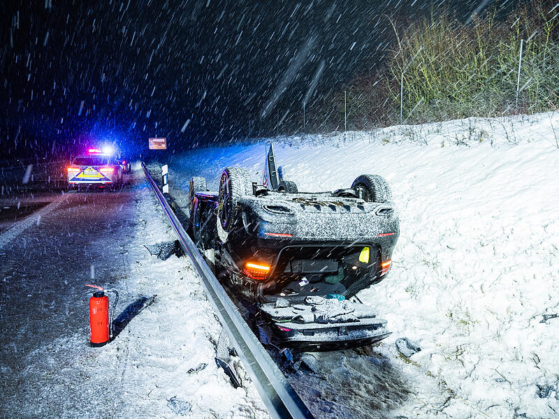 Winter h&auml;lt Einsatzkr&auml;fte auf Trab - zwei Verletze nach &Uuml;berschlag im dichten SchneetreibenUnfall A 73 zwischen Coburg und Eisfeld