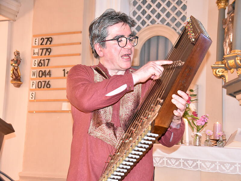 Vahid Shahidifar erkl&auml;rte sein Musikinstrument.