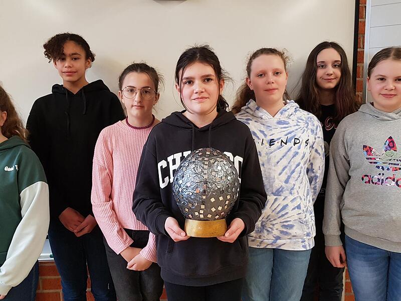 Den 3. Platz im Teamwettbewerb holten Melissa, Madison, Melina, Larissa, Leonie, Emma und Nele aus der Klasse 6a der Mittelschule Wiesentheid mit ihrer Diskokugel.