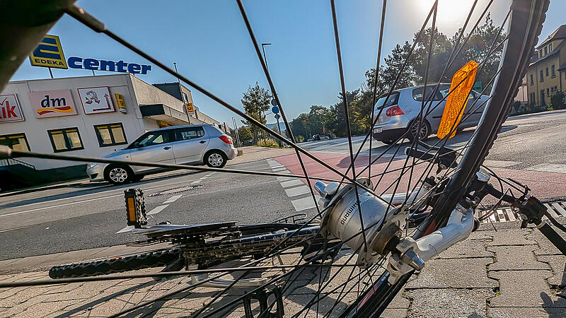 Adenauerallee-BügstraßeForchheim & Fränkische Schweiz An der Forchheimer Kreuzung Adenauerallee-Bügstraße kommt es immer wieder zu gefährlichen Unfällen vor allem mit Radlern. Die Stadt möchte eine Ampel installieren. Doch klappt das?