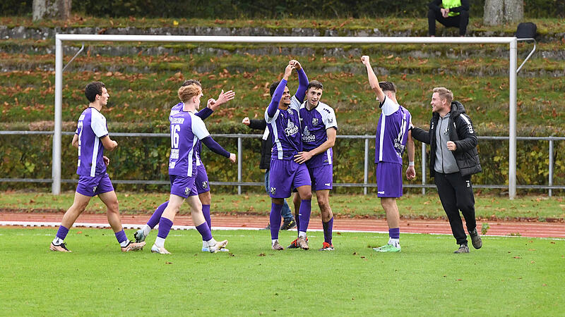 Der FC Eintracht Bamberg (violette Trikots) setzte sich im Viertelfinale des Toto-Pokals &uuml;berraschend mit 3:1 gegen den FC Schweinfurt 05 durch.