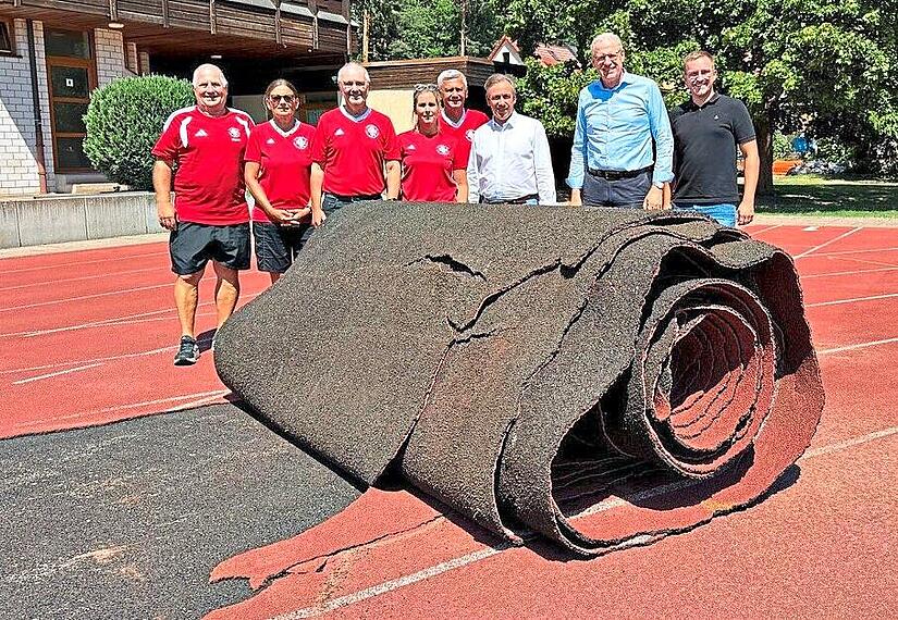 Machen den Weg frei für die neue Kunststoffbahn (v.l.): Manfred Schmidt, Ulrike Schlichte, Lothar Babler, Eva Pichler, Jürgen Bauer, Alexander Tritthart, German Hacker und Lukas Lockl.Gerd Ankermann Machen den Weg frei für die neue Kunststoffbahn (v.l.): Manfred Schmidt, Ulrike Schlichte, Lothar Babler, Eva Pichler, Jürgen Bauer, Alexander Tritthart, German Hacker und Lukas Lockl.Gerd Ankermann