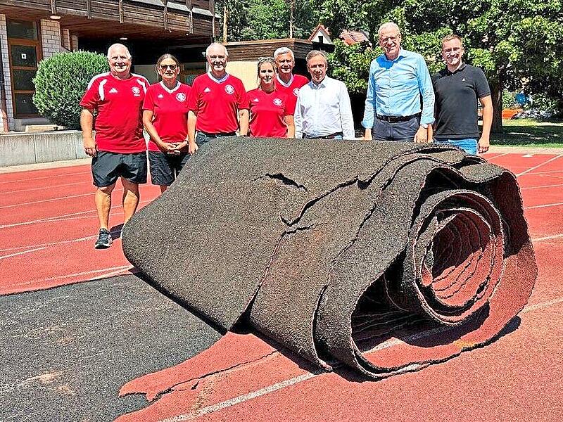 Machen den Weg frei für die neue Kunststoffbahn (v.l.): Manfred Schmidt, Ulrike Schlichte, Lothar Babler, Eva Pichler, Jürgen Bauer, Alexander Tritthart, German Hacker und Lukas Lockl.Gerd Ankermann Machen den Weg frei für die neue Kunststoffbahn (v.l.): Manfred Schmidt, Ulrike Schlichte, Lothar Babler, Eva Pichler, Jürgen Bauer, Alexander Tritthart, German Hacker und Lukas Lockl.Gerd Ankermann