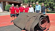Machen den Weg frei f&uuml;r die neue Kunststoffbahn (v.l.): Manfred Schmidt, Ulrike Schlichte, Lothar Babler, Eva Pichler, J&uuml;rgen Bauer, Alexander Tritthart, German Hacker und Lukas Lockl.Gerd Ankermann