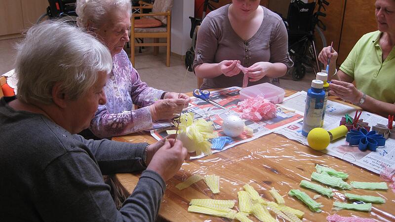 Gemeinsames Basteln in der Senioren-WG in Bad Kissingen.