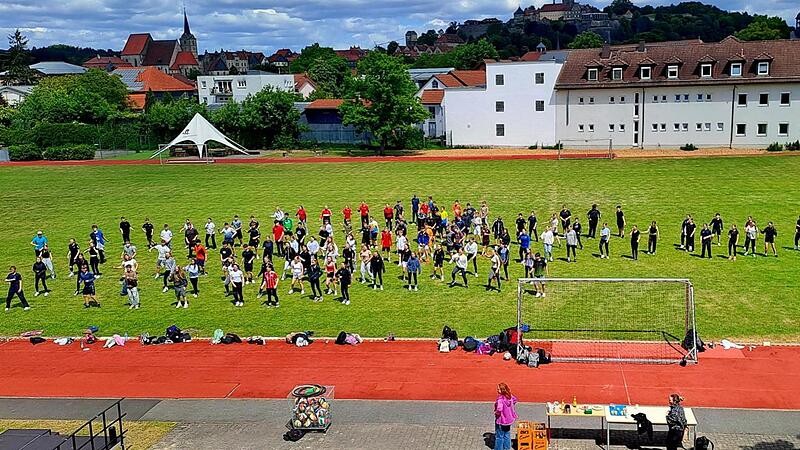Gemeinsame Zumba-Choreografie zum Abschluss des Sporttages.