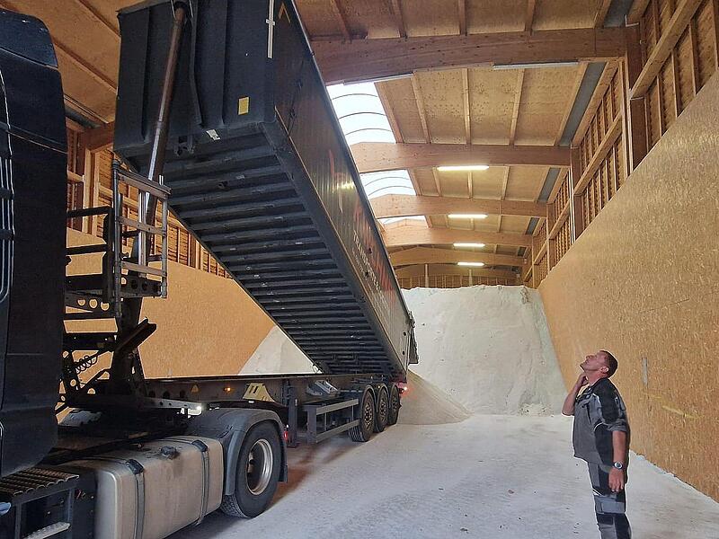Einmal vollmachen, bitte: Im Salzlager in der Kreisstraßenmeisterei am Landratsamt Coburg sind mit mehreren Lastwagenlieferungen rund 850 Tonnen Streusalz angeliefert worden, damit die 200 Kilometer Kreisstraßen im Winter frei von Eis und Schnee g...