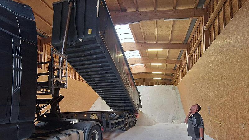 Einmal vollmachen, bitte: Im Salzlager in der Kreisstraßenmeisterei am Landratsamt Coburg sind mit mehreren Lastwagenlieferungen rund 850 Tonnen Streusalz angeliefert worden, damit die 200 Kilometer Kreisstraßen im Winter frei von Eis und Schnee g...