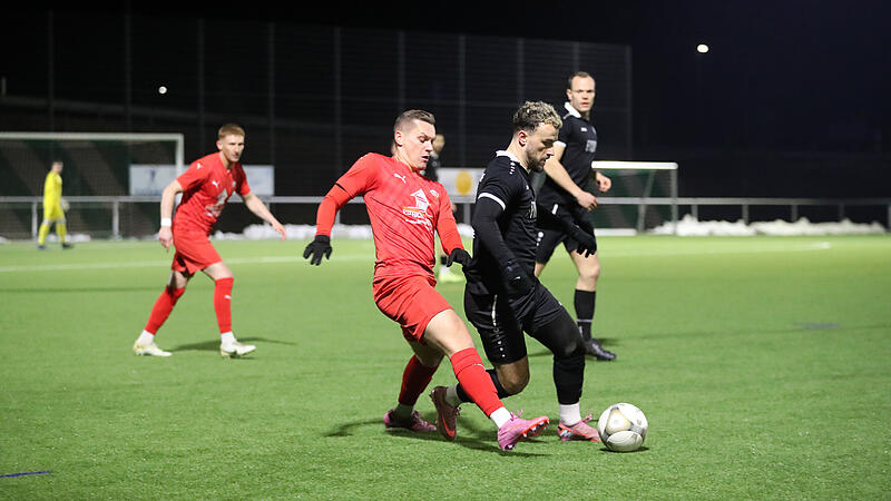 Maximilian Weinreich (rechts) und Sylvia Ebersdorf drehten gegen Lukas Schmittschmitts SV Buckenhofen nach der Pause auf.
