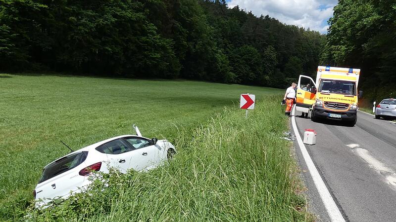 Nach einer Rechtskurve kam es zum Zusammenstoß der zwei Unfallfahrzeuge, von dem die Spuren der ausgelaufenen Betriebsstoffe auf der Fahrbahn zeugen. Nach einer Rechtskurve kam es zum Zusammenstoß der zwei Unfallfahrzeuge, von dem die Spuren der ausgelaufenen Betriebsstoffe auf der Fahrbahn zeugen.