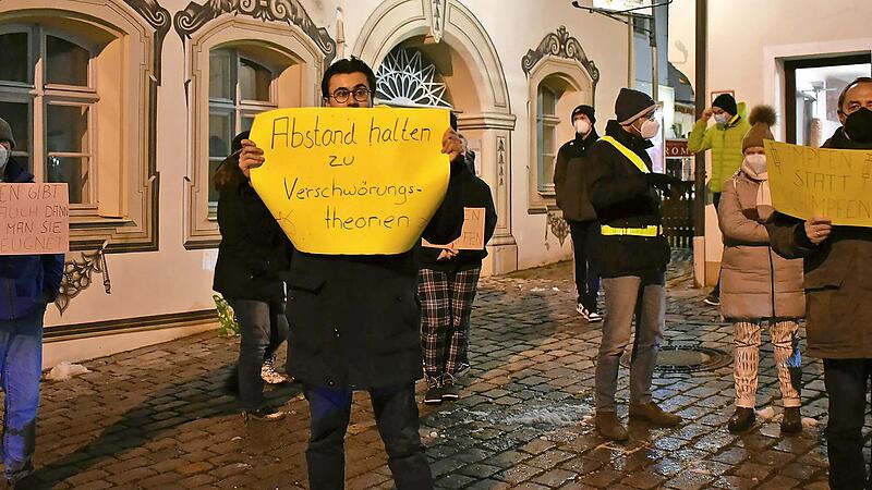 Es war inzwischen die zweite Gegendemo in Gr&auml;fenberg: &bdquo;Abstand halten zu Verschw&ouml;rungstheoretikern&ldquo; steht auf den Plakaten der Gegendemonstranten.