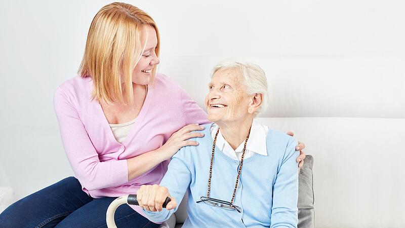 Wenn Angeh&ouml;rige die Pflege selbst &uuml;bernehmen m&ouml;chten, hilft ihnen ein Kurs des BRK.