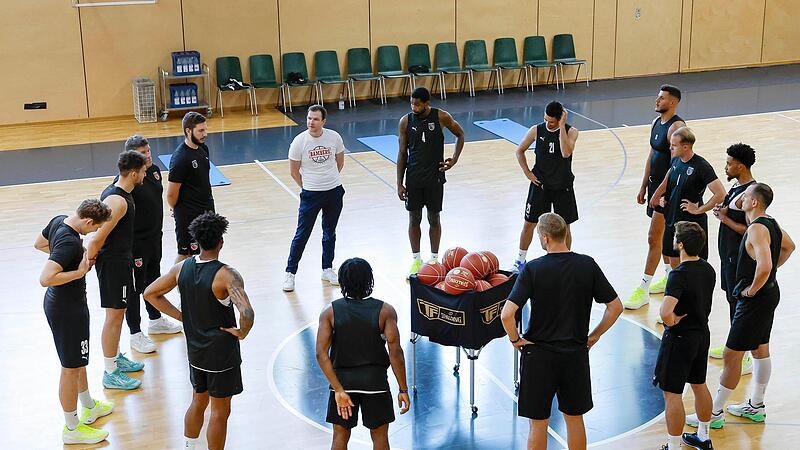 Vor dem ersten Training begr&uuml;&szlig;te Gesch&auml;ftsf&uuml;hrer Philipp H&ouml;hne  (wei&szlig;es T-Shirt)  die neuen Spieler der Bamberg Baskets.