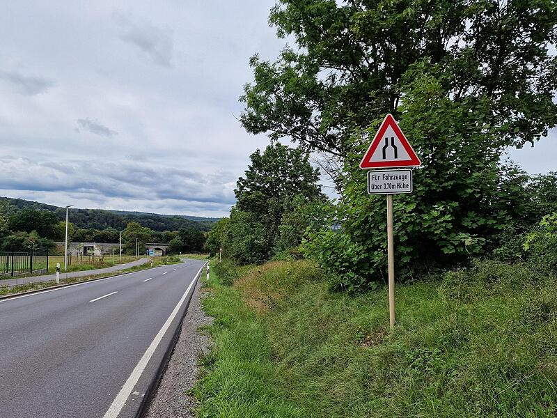 Das Verkehrszeichen &bdquo;Verengte Fahrbahn&ldquo;  soll stehen bleiben, allerdings ohne den Hinweis &bdquo;F&uuml;r Fahrzeuge &uuml;ber 3,70 Meter H&ouml;he&ldquo;.