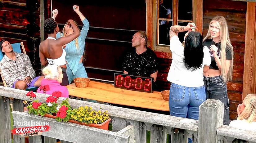 Moment der Entscheidung: Luisa Krappmann (rechts) fliegt aus dem Forsthaus Rampensau beim RTL-Portal Joyn