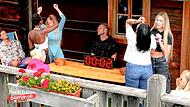 Moment der Entscheidung: Luisa Krappmann (rechts) fliegt aus dem Forsthaus Rampensau beim RTL-Portal Joyn