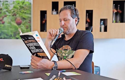 Der Neuwirtshauser Buchautor Daniel Vogler stellte sein Buch in Bolds Schnappsideen vor.