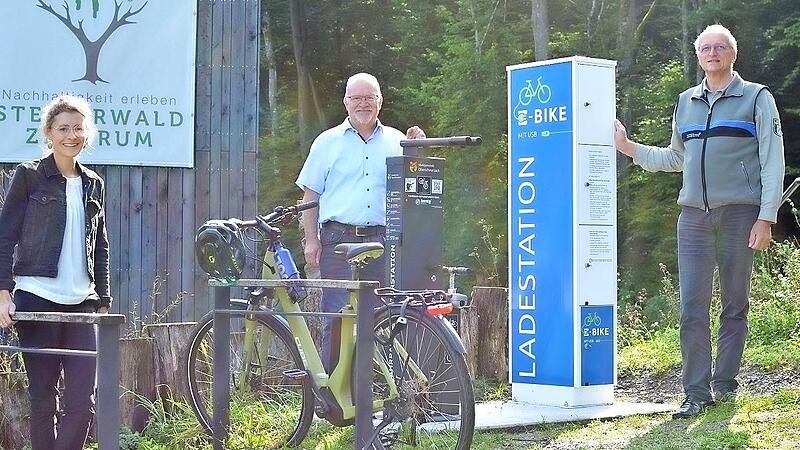 Constanze Stern, Geschäftsleiterin des Trägervereins Steigerwald-Zentrum, Manfred Schötz, Bürgermeister der Marktgemeinde Oberschwarzach, Andreas Leyrer, forstlicher Leiter Steigerwald-Zentrum, bei der E-Bike-Ladestation Constanze Stern, Geschäftsleiterin des Trägervereins Steigerwald-Zentrum, Manfred Schötz, Bürgermeister der Marktgemeinde Oberschwarzach, Andreas Leyrer, forstlicher Leiter Steigerwald-Zentrum, bei der E-Bike-Ladestation