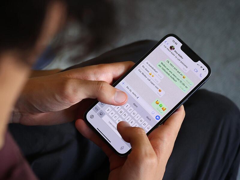 Ein junger Mann tippt eine WhatsApp Nachricht. Karl-Josef Hildenbrand/dpa Ein junger Mann tippt eine WhatsApp Nachricht. Karl-Josef Hildenbrand/dpa