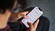 Ein junger Mann tippt eine WhatsApp Nachricht. Karl-Josef Hildenbrand/dpa Ein junger Mann tippt eine WhatsApp Nachricht. Karl-Josef Hildenbrand/dpa