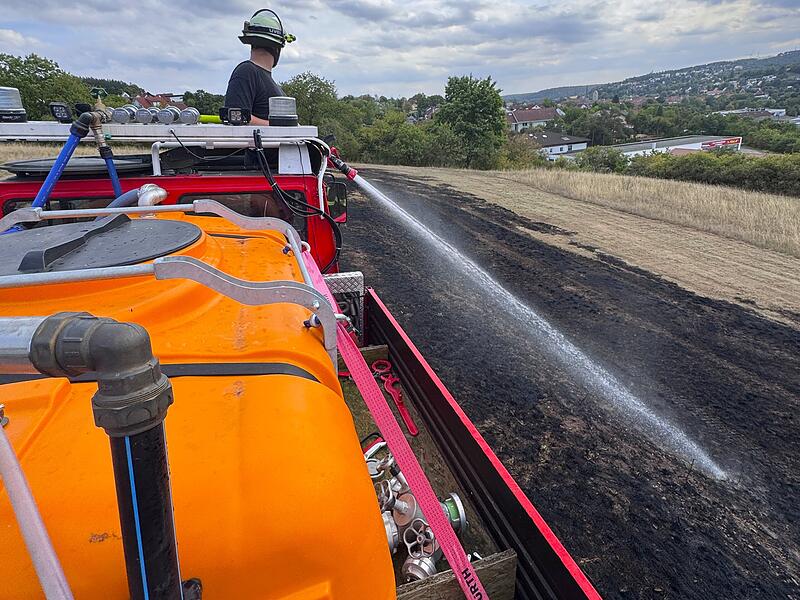 Der Unimog der Feuerwehr M&uuml;nnerstadt kam bei einem Feldbrand zum Einsatz.
