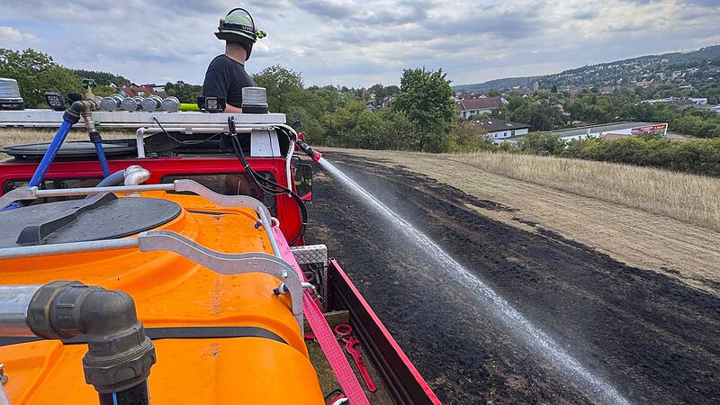 Der Unimog der Feuerwehr M&uuml;nnerstadt kam bei einem Feldbrand zum Einsatz.