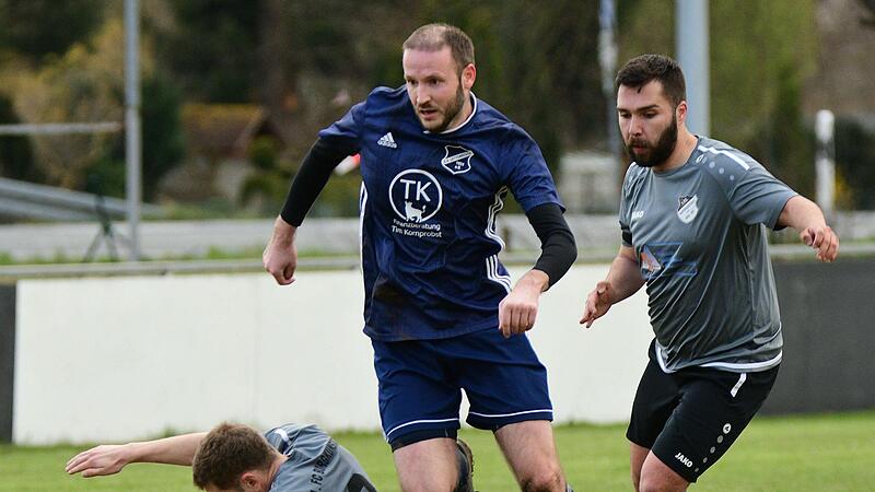 Der Lettenreuther Spielertrainer Florian Eberth (Mitte) peilt mit seiner Mannschaft den Klassenerhalt in der Kreisliga 2 an.