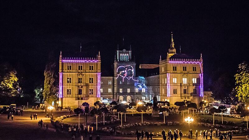 Vom Schlossplatz und der Ehrenburg aus erschlie&szlig;en sich in der Museumsnacht wieder zahlreiche Veranstaltungsorte von der Innenstadt &uuml;ber den Hofgarten hinauf bis zur Veste.
