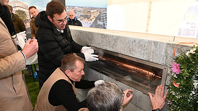 Bei der Grundsteinlegung für das neue Bamberger Atrium wurde eine Messingkapsel in einem Mauervorsprung versenkt. Bei der Grundsteinlegung für das neue Bamberger Atrium wurde eine Messingkapsel in einem Mauervorsprung versenkt.