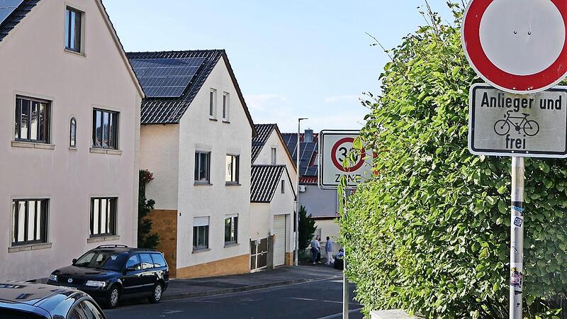 Das Durchfahrtsverbot mit dem Zusatz &bdquo;Anlieger frei&ldquo; in der Sandgasse wird aufgehoben, weil der urspr&uuml;ngliche Grund nicht mehr vorliegt.