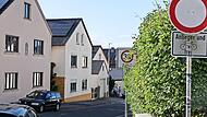 Das Durchfahrtsverbot mit dem Zusatz „Anlieger frei“ in der Sandgasse wird aufgehoben, weil der ursprüngliche Grund nicht mehr vorliegt. Das Durchfahrtsverbot mit dem Zusatz „Anlieger frei“ in der Sandgasse wird aufgehoben, weil der ursprüngliche Grund nicht mehr vorliegt.