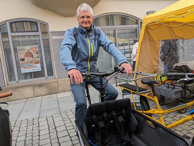 Volker Brandt von Forchheim for Future freut sich schon auf die hoffentlich große Nachfrage, die die Lastenräder genießen werden.Earth Day Forchheim Volker Brandt von Forchheim for Future freut sich schon auf die hoffentlich große Nachfrage, die die Lastenräder genießen werden.Earth Day Forchheim